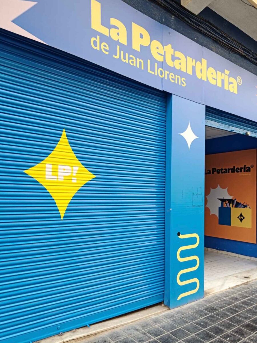 Exterior de la pirotienda de La Petardería de Juan Llorens. Pirotecnia en la C/ San Ignacio de Valencia