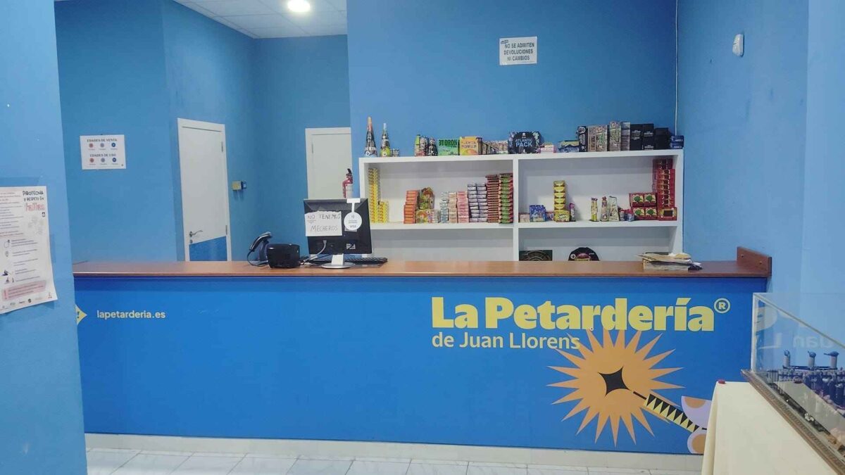 Interior de la tienda de La Petardería de Juan Llorens. Pirotecnia en la C/ San Ignacio de Valencia