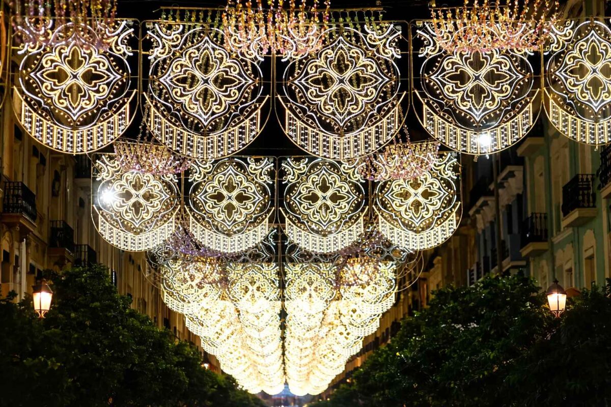 Iluminación ganadora del primer premio de calles iluminadas de las Fallas de Valencia 2026 en la falla Cuba Puerto Rico de Ruzafa. Recreación.