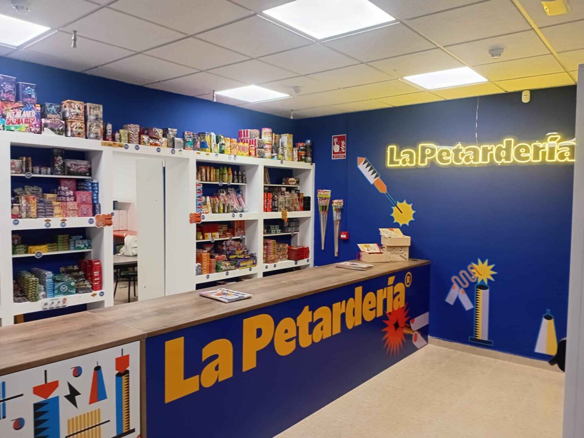 Interior de La Petardería de Cartagena con estanterías de petardos, tracas, baterías y productos de pirotecnia recreativa