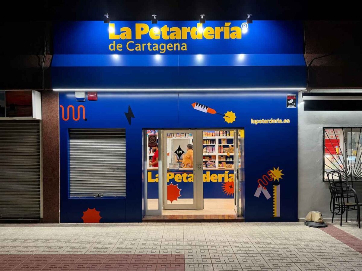Fachada de La Petardería de Cartagena, tienda especializada en petardos, pirotecnia recreativa y artículos para San Juan y celebraciones