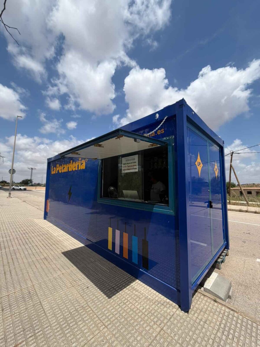 Fachada de La Petardería de La Vaguada en Cartagena, tienda especializada en petardos, tracas y pirotecnia para San Juan y celebraciones